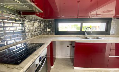 Casa en venta en Barrio Los Troncos en una planta con 3 dormitorios. Berazategui. Toma permuta.