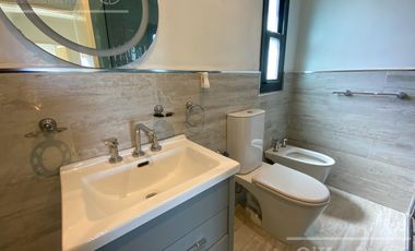 Casa en venta en Barrio Los Troncos en una planta con 3 dormitorios. Berazategui. Toma permuta.