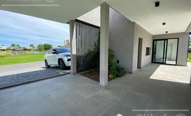 Casa en venta en Barrio Los Troncos en una planta con 3 dormitorios. Berazategui. Toma permuta.