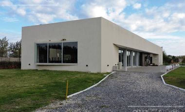 Casa en venta en Barrio Los Troncos en una planta con 3 dormitorios. Berazategui. Toma permuta.