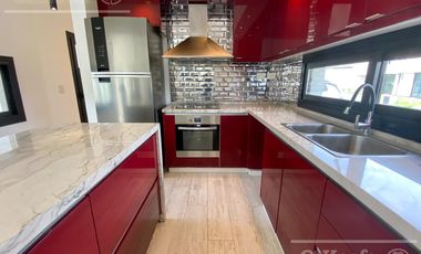 Casa en venta en Barrio Los Troncos en una planta con 3 dormitorios. Berazategui. Toma permuta.