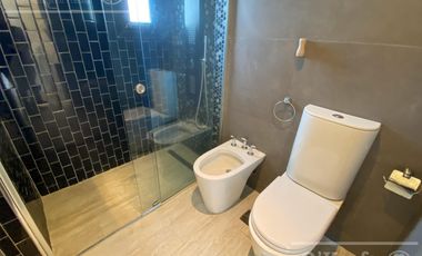 Casa en venta en Barrio Los Troncos en una planta con 3 dormitorios. Berazategui. Toma permuta.