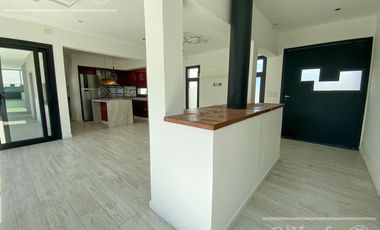Casa en venta en Barrio Los Troncos en una planta con 3 dormitorios. Berazategui. Toma permuta.