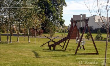 Casa en venta en Barrio Los Troncos en una planta con 3 dormitorios. Berazategui. Toma permuta.