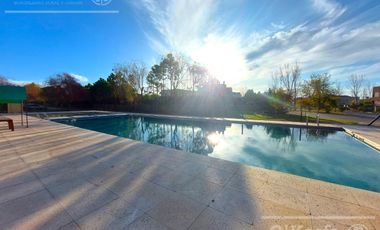 Casa en venta en Barrio Los Troncos en una planta con 3 dormitorios. Berazategui. Toma permuta.