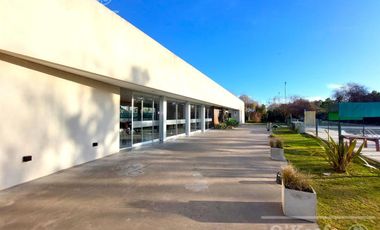 Casa en venta en Barrio Los Troncos en una planta con 3 dormitorios. Berazategui. Toma permuta.