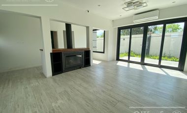 Casa en venta en Barrio Los Troncos en una planta con 3 dormitorios. Berazategui. Toma permuta.