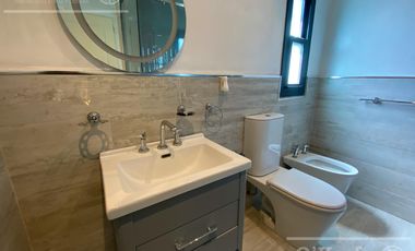 Casa en venta en Barrio Los Troncos en una planta con 3 dormitorios. Berazategui. Toma permuta.