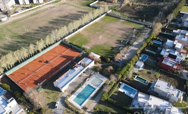 Casa en venta en Barrio Los Troncos en una planta con 3 dormitorios. Berazategui. Toma permuta.