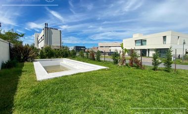 Casa en venta en Barrio Los Troncos en una planta con 3 dormitorios. Berazategui. Toma permuta.