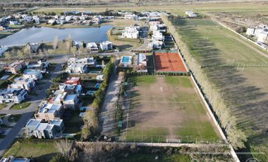 Casa en venta en Barrio Los Troncos en una planta con 3 dormitorios. Berazategui. Toma permuta.