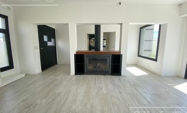 Casa en venta en Barrio Los Troncos en una planta con 3 dormitorios. Berazategui. Toma permuta.