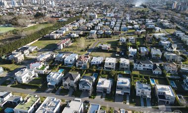 Casa en venta en Barrio Los Troncos en una planta con 3 dormitorios. Berazategui. Toma permuta.