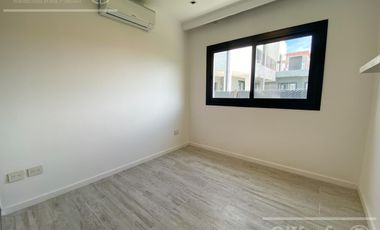 Casa en venta en Barrio Los Troncos en una planta con 3 dormitorios. Berazategui. Toma permuta.
