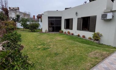 Casa en venta - 4 dormitorios 2 baños - 230mts2  - La Plata