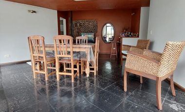 Casa en venta - 4 dormitorios 2 baños - 230mts2  - La Plata