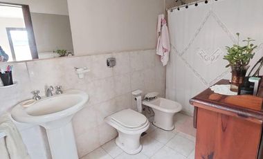 Casa en venta - 4 dormitorios 2 baños - 230mts2  - La Plata