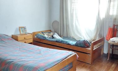 Casa en venta - 4 dormitorios 2 baños - 230mts2  - La Plata