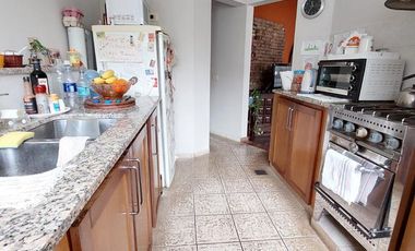Casa en venta - 4 dormitorios 2 baños - 230mts2  - La Plata
