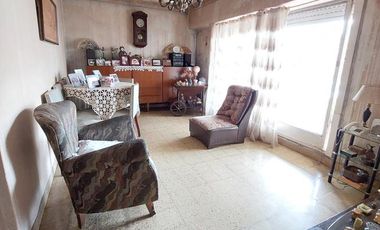 Casa en venta - 4 dormitorios 2 baños - 230mts2  - La Plata
