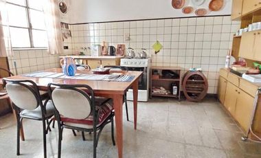 Casa en venta - 4 dormitorios 2 baños - 230mts2  - La Plata