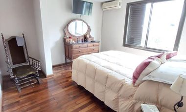 Casa en venta - 4 dormitorios 2 baños - 230mts2  - La Plata
