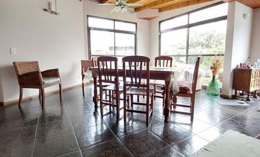 Casa en venta - 4 dormitorios 2 baños - 230mts2  - La Plata