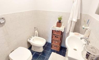 Casa en venta - 4 dormitorios 2 baños - 230mts2  - La Plata