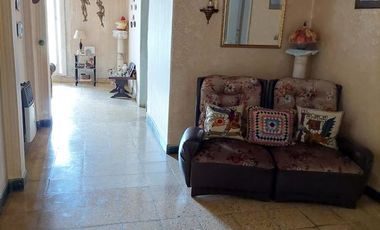 Casa en venta - 4 dormitorios 2 baños - 230mts2  - La Plata