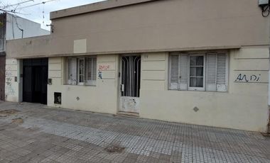 Casa en venta - 4 dormitorios 2 baños - 230mts2  - La Plata