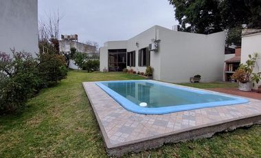 Casa en venta - 4 dormitorios 2 baños - 230mts2  - La Plata