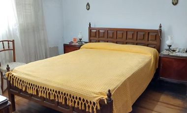 Casa en venta - 4 dormitorios 2 baños - 230mts2  - La Plata