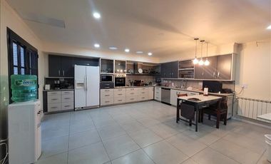 Casa en venta - 3 Dormitorios 2 Baños - Oficinas - Cochera - 416Mts2 - Saladillo