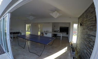 Casa en venta - 2 dormitorios 1 baño - balcon - 65mts2 - Villa Gesell