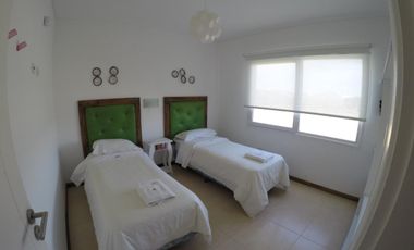 Casa en venta - 2 dormitorios 1 baño - balcon - 65mts2 - Villa Gesell