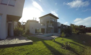 Casa en venta - 2 dormitorios 1 baño - balcon - 65mts2 - Villa Gesell