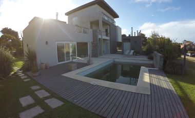 Casa en venta - 2 dormitorios 1 baño - balcon - 65mts2 - Villa Gesell