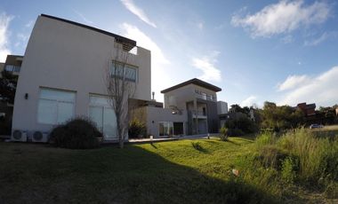 Casa en venta - 2 dormitorios 1 baño - balcon - 65mts2 - Villa Gesell