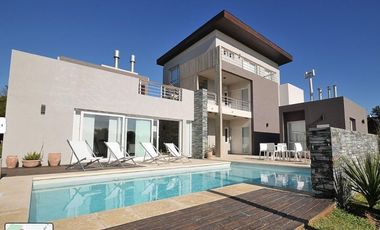 Casa en venta - 2 dormitorios 1 baño - balcon - 65mts2 - Villa Gesell