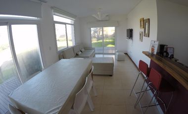 Casa en venta - 2 dormitorios 1 baño - balcon - 65mts2 - Villa Gesell