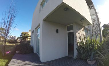 Casa en venta - 2 dormitorios 1 baño - balcon - 65mts2 - Villa Gesell