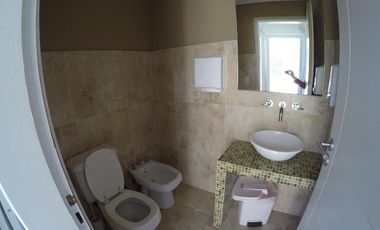 Casa en venta - 2 dormitorios 1 baño - balcon - 65mts2 - Villa Gesell