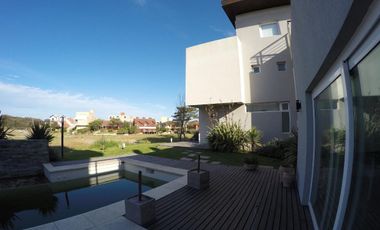 Casa en venta - 2 dormitorios 1 baño - balcon - 65mts2 - Villa Gesell