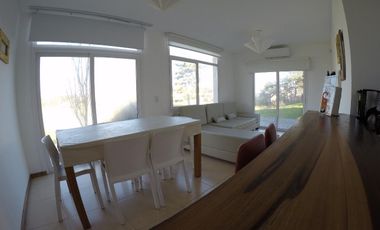 Casa en venta - 2 dormitorios 1 baño - balcon - 65mts2 - Villa Gesell