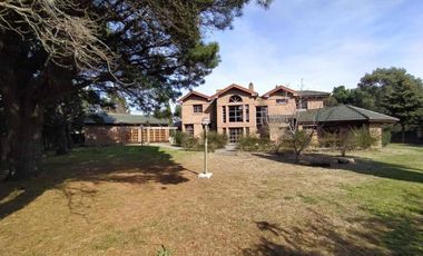 Casa en venta - 5 habitaciones 5 baños - 3 cocheras  - 480mts2 - Mar De Ajo