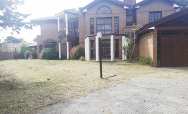 Casa en venta - 5 habitaciones 5 baños - 3 cocheras  - 480mts2 - Mar De Ajo