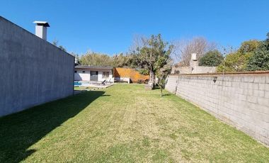 Casa en venta - 2 dormitorios 1 baño  -  patio pileta parrilla - 900mts2- Florencio Varela