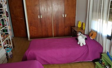 Chalet sobre gran lote en Adrogué.