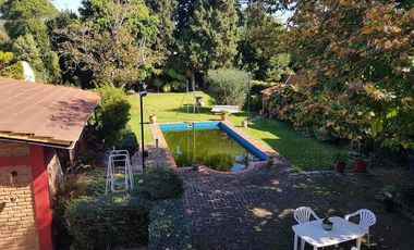 Chalet sobre gran lote en Adrogué.