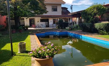 Chalet sobre gran lote en Adrogué.